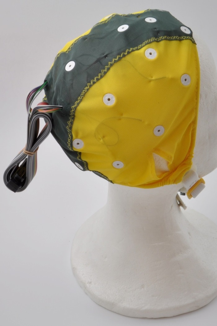 Electro-Cap size Extra Small (Yellow/Green cap 48-52cm). REF= pin 13 (Cpz), with Ear slits. 25 pin connector