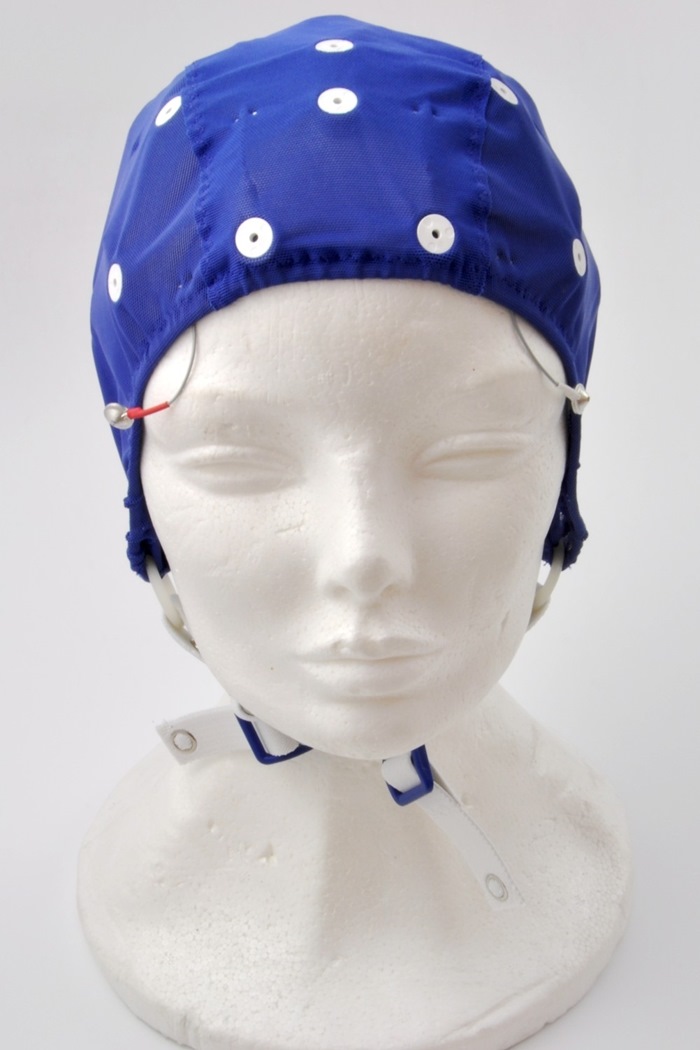 Electro-Cap size Large (Blue cap 58-62cm) with REF=Cpz (pin 13) with 2 EOG electrodes and ear slits. 25 pin connector