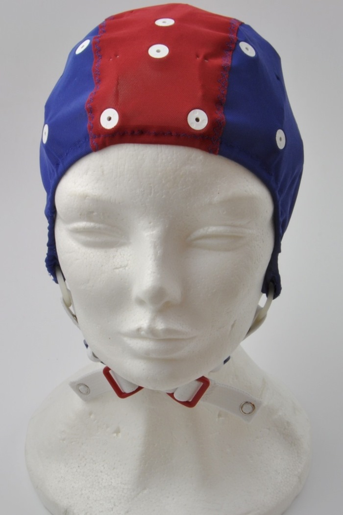 Electro-Cap size Large/Medium (Blue/Red cap 56-60cm) with Ag/AgCl electrodes. REF= pin 13 (Cpz). 25 pin connector