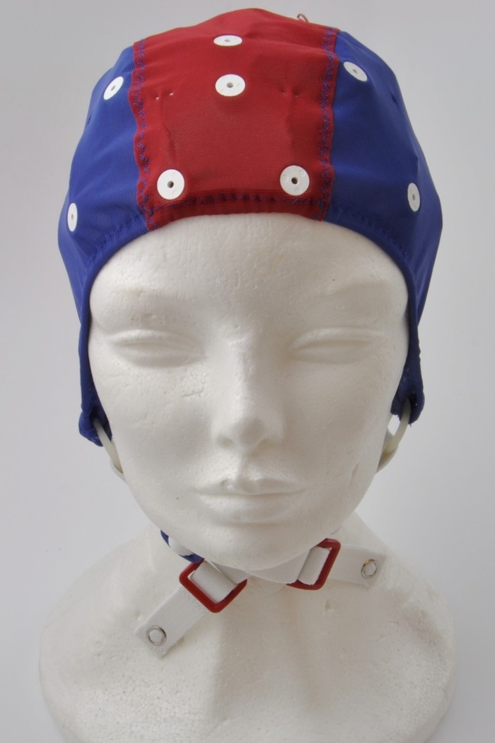 Electro-Cap size Large/Medium (Blue/Red cap 56-60cm) with REF= pin 13 (Cpz), with ear slits. 25 pin connector