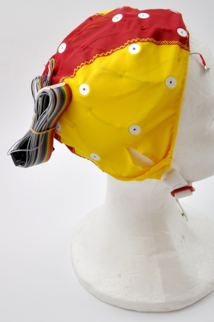 Electro-Cap size Medium/Small (Red/Yellow cap 52-56cm) REF=Cpz (pin 13) with 2 EOG electrodes and ear slits. 25 pin cap connector