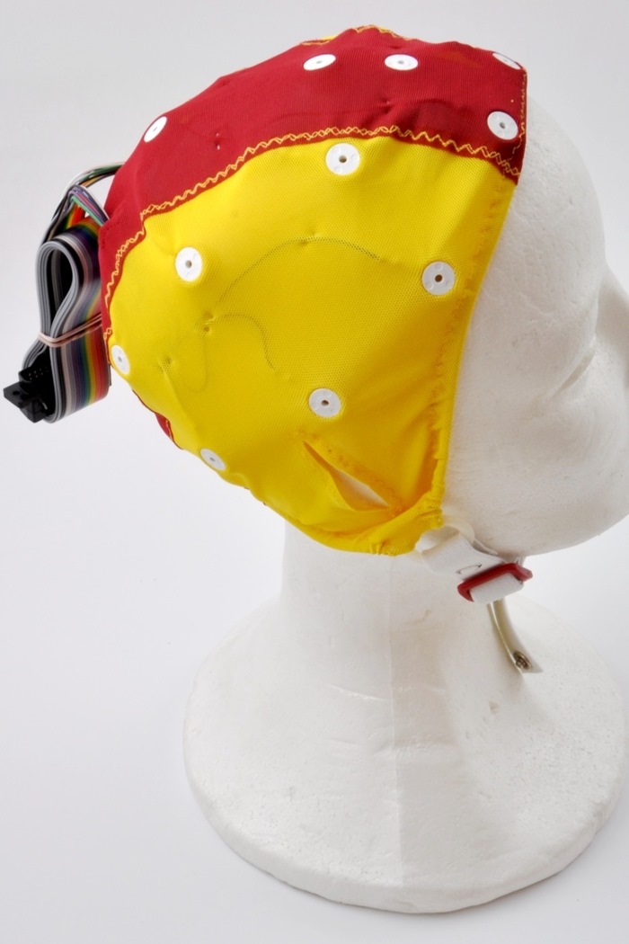Electro-Cap size Medium/Small (Red/Yellow cap 52-56cm) REF=Cpz (pin 13) with ear slits. 25 pin cap connector