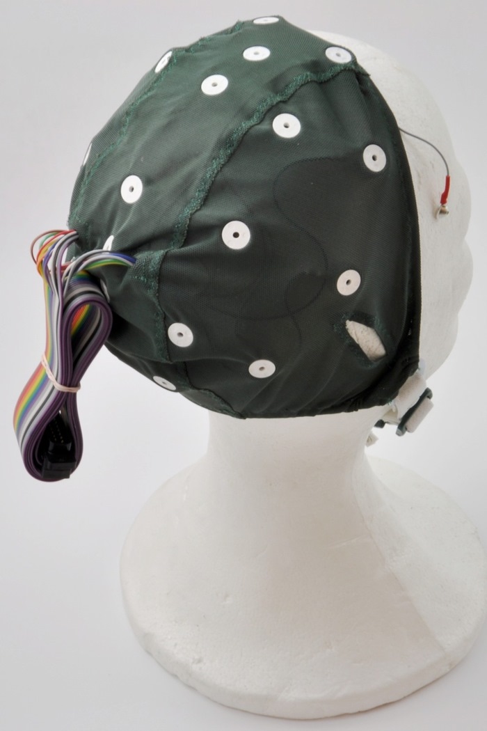 Electro-Cap size X-small, Green cap (46-50cm), REF= pin 13 (Cpz), with 2 EOG electrodes and ear slits. 25 pin connector