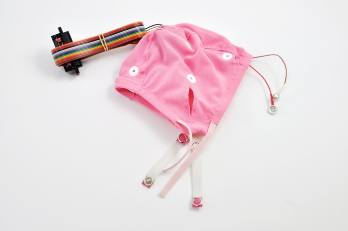 Infa-cap II (Pink cap size 38-42cm) 10/10 REF=Cpz (pin 13) with 2 EOG electrodes and ear slits. 25 pin cap connector